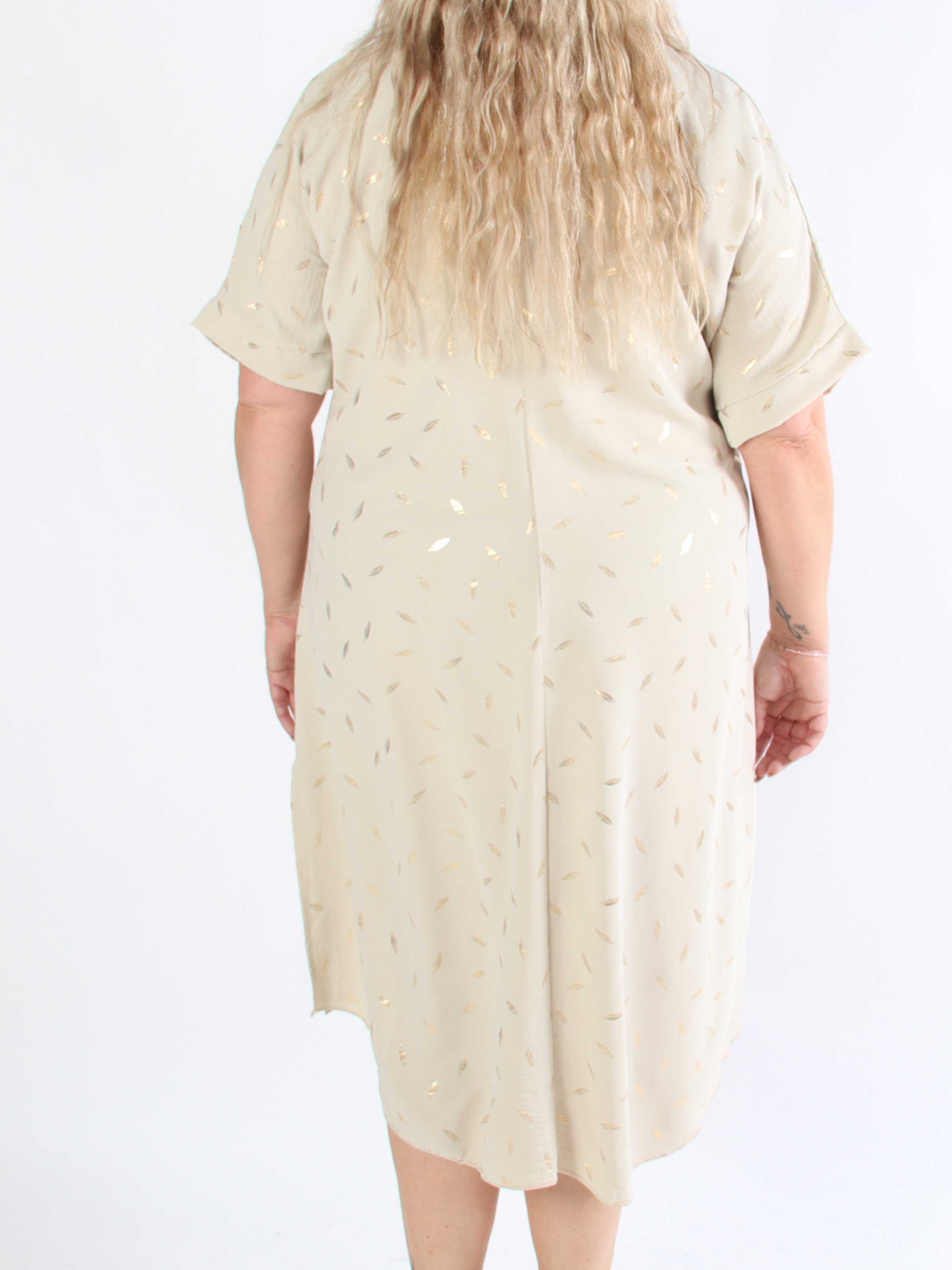 Valentina - Sød plus size kjole detaljeret med fine guld blade